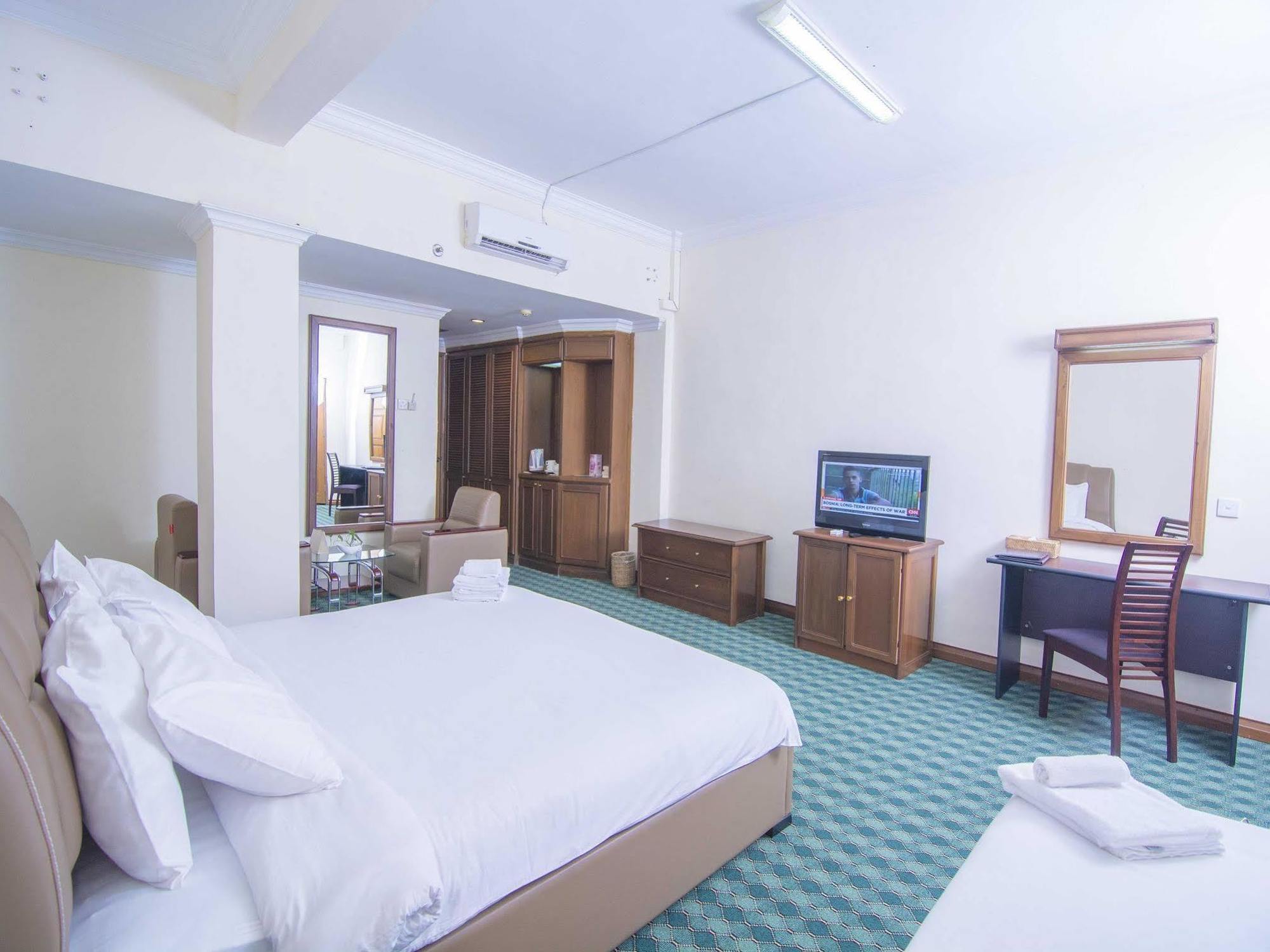 Asia Plaza Hotel Γιανγκόν Εξωτερικό φωτογραφία