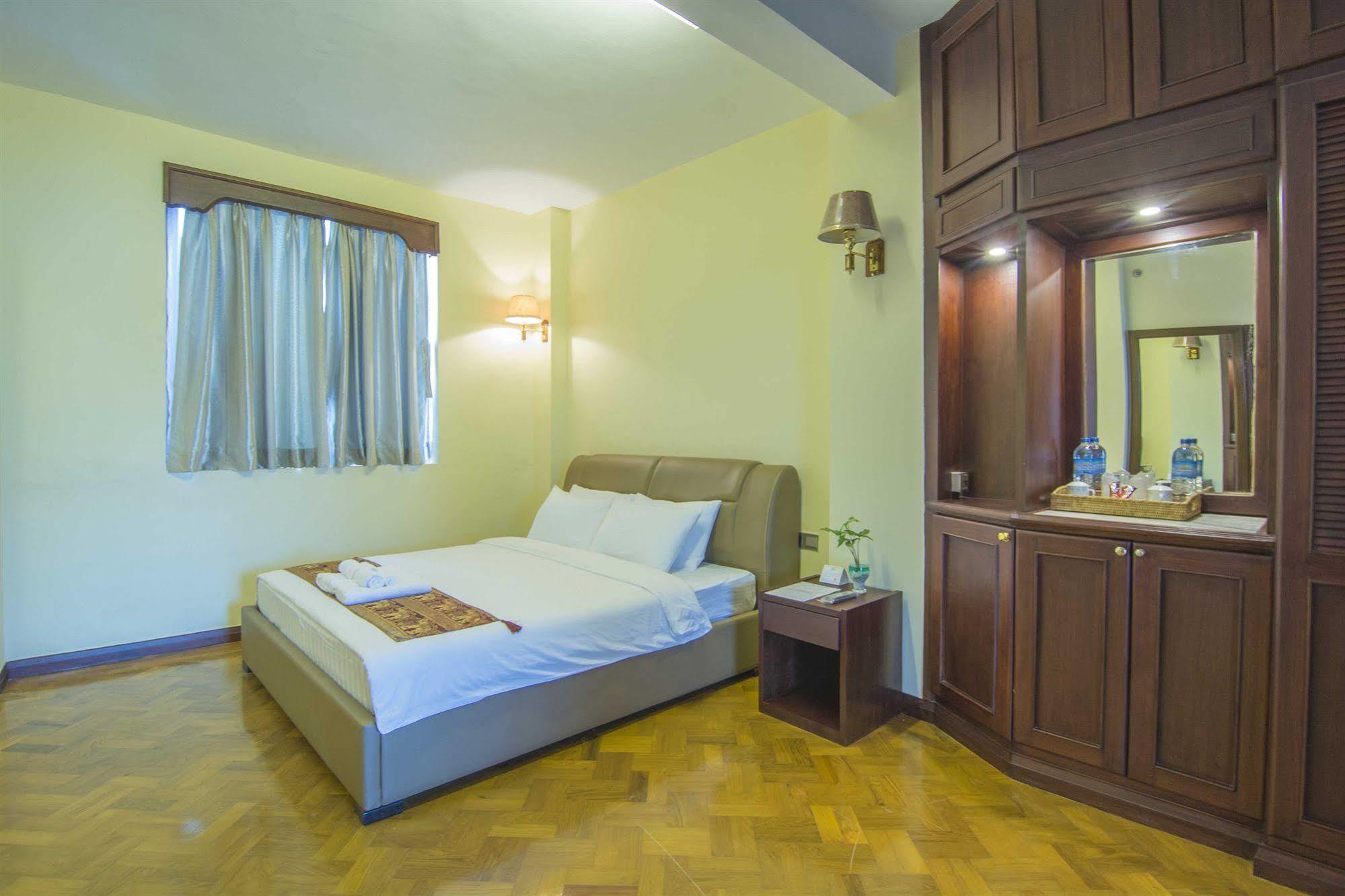 Asia Plaza Hotel Γιανγκόν Εξωτερικό φωτογραφία